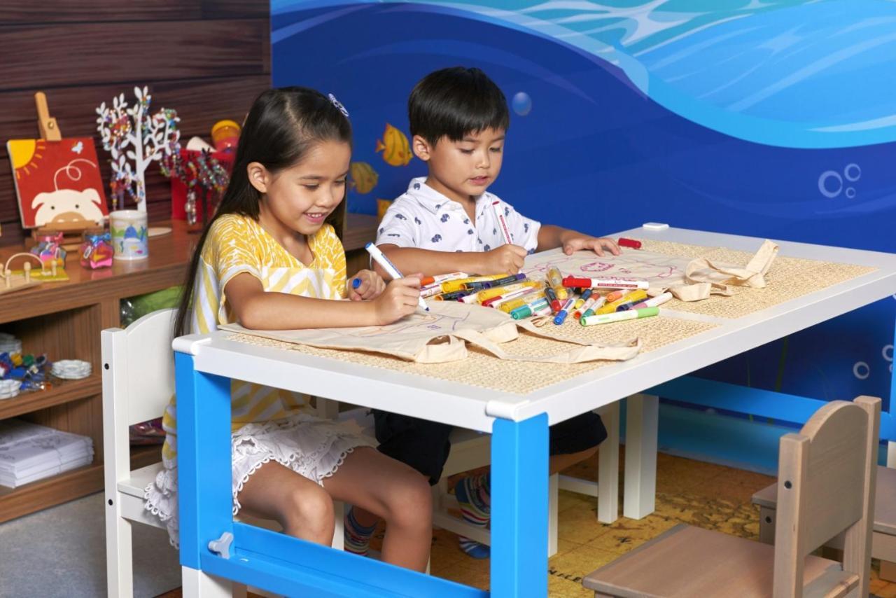 Hong Kong Gold Coast Hotel Екстериор снимка Children playing with toys