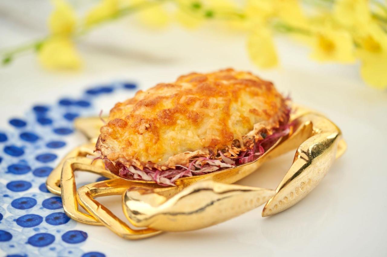 Hong Kong Gold Coast Hotel Екстериор снимка A crab-shaped crab cake