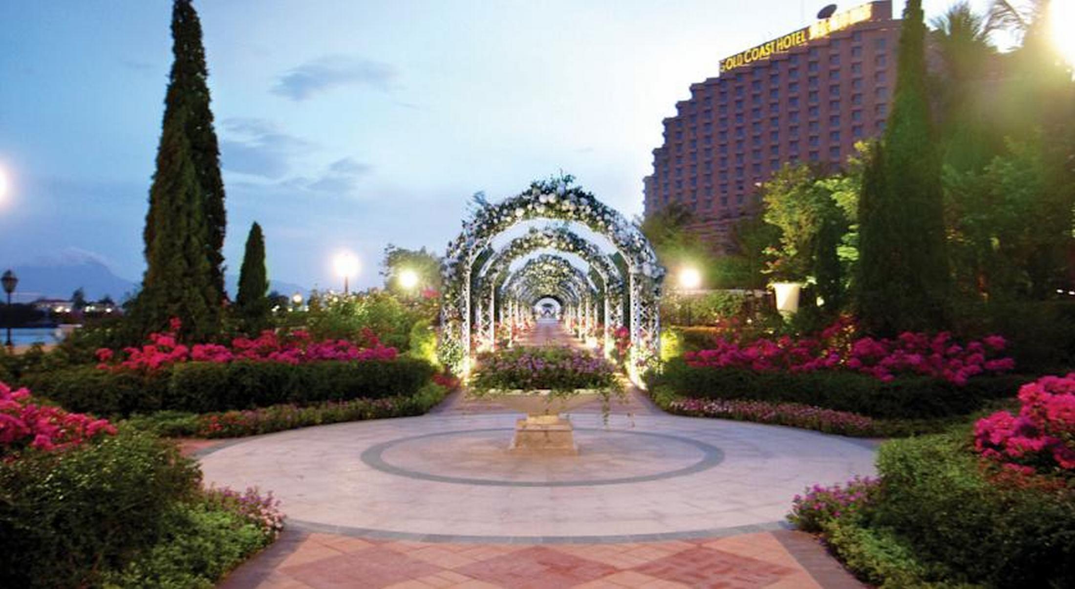 Hong Kong Gold Coast Hotel Екстериор снимка Rose Garden