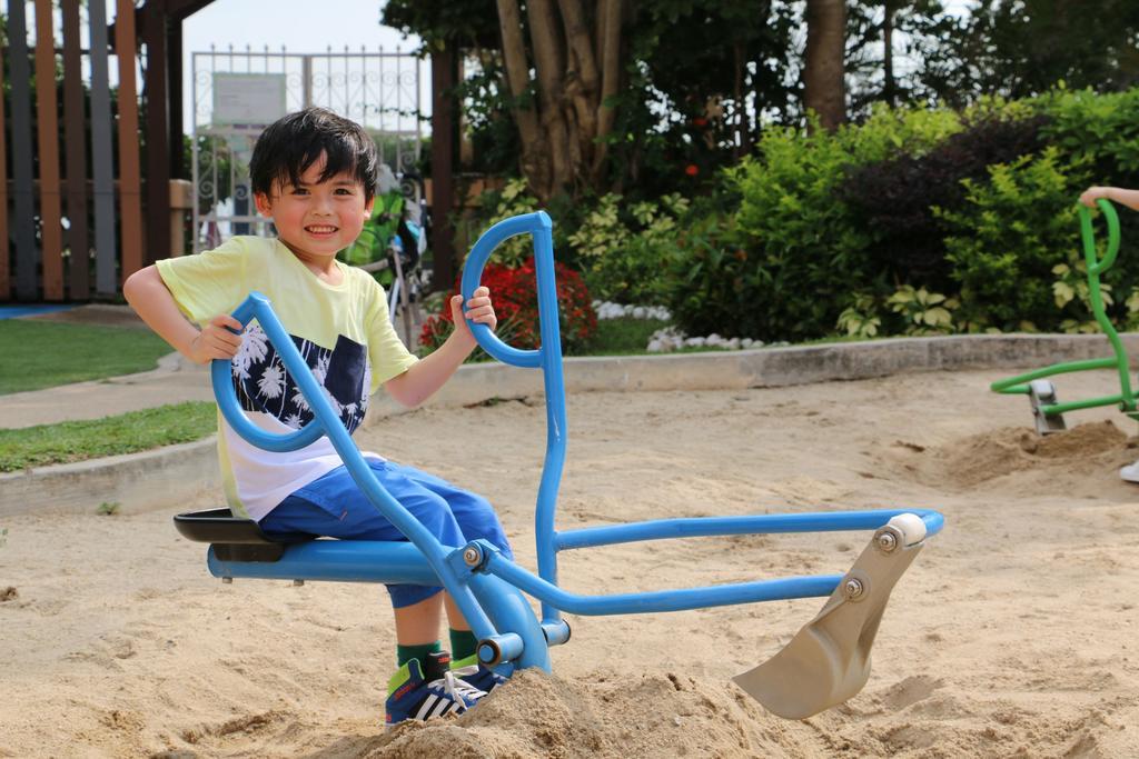 Hong Kong Gold Coast Hotel Екстериор снимка A child playing with a sandbox digger