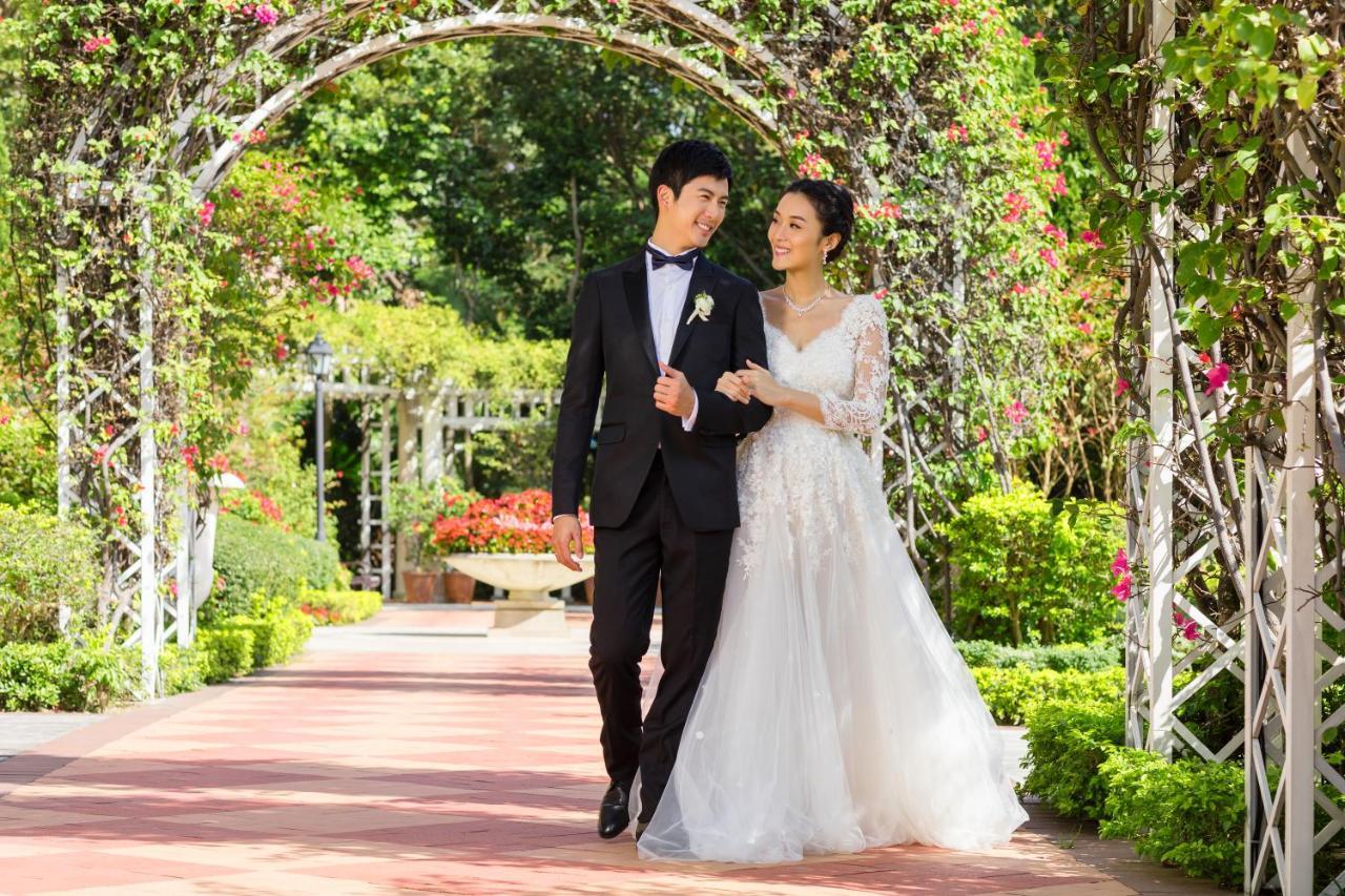 Hong Kong Gold Coast Hotel Екстериор снимка Wedding in the Rose Garden